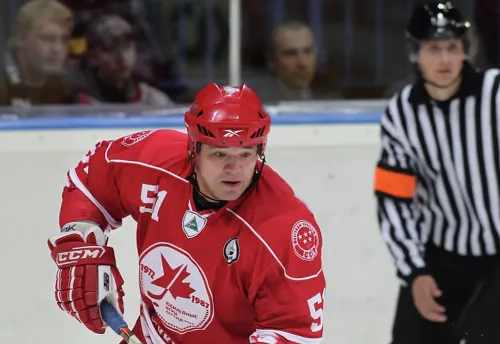 «За такие слова надо наказывать». Российский хоккеист вырубил судью одним ударом