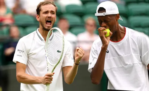 Медведев на кураже вытащил провальный матч. Американец буквально грыз мяч от досады!