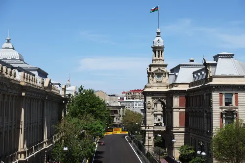 Азербайджанский спринт: Леклеру вновь не удалось победить в Баку