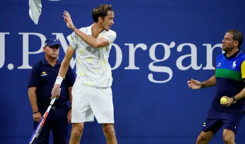 Медведев грубо сорвался на работнике арены в США. Бедняга убежал как ужаленный!