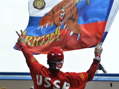 Фаната заставили снять майку сборной России. На чемпионате мира по хоккею творится беспредел