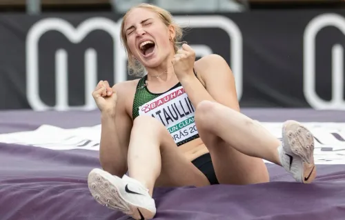 Русская чемпионка нашла удивительную замену флагу России. Поступок девушки поразил трибуны