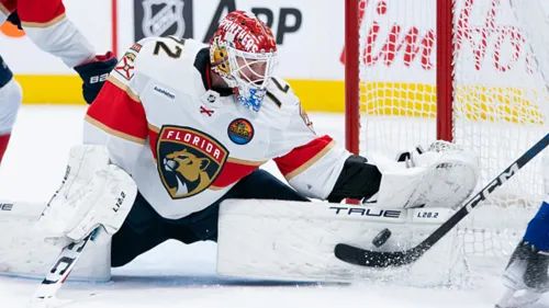 «Мне плевать на его игру». Главное о конфликте российских топ-вратарей НХЛ