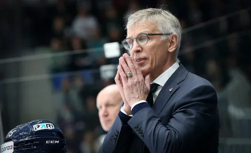 «Скотти Боумэн выкинул бы такие клюшки из раздевалки!» Ларионов жалуется на хоккейный инвентарь