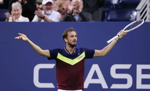 «Дайте мне такую же таблетку. Я потерял сет». Шутка Медведева перевернула матч