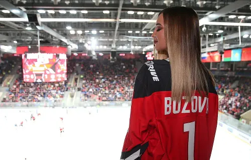 Бузова упала на лёд перед хоккейным матчем. Пригожин спас певицу от травмы