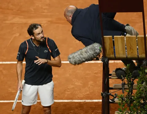 Итальянские фаны травят русского теннисиста. Медведев попросил убрать хама с трибун