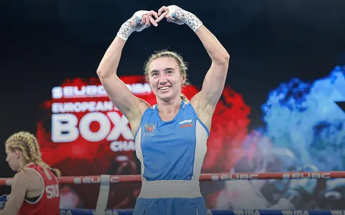 На награждении ЧЕ по боксу прервался гимн России. Зрители без музыки допели до конца