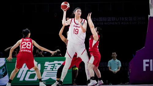 Соперницы дышат в пупок. 17-летняя баскетболистка с ростом 226 см покоряет мир