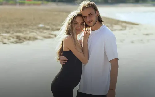 Покорял пять лет будущую жену. Красавица-фигуристка подарит футболисту первенца