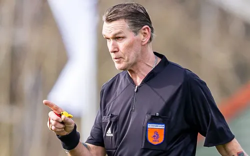 Судья удалил четверых соперников и отпраздновал чемпионство. А «золотой» гол забил вратарь