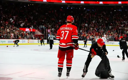 Русский форвард ярко вернулся в НХЛ. Свечников-младший соорудил хет-трик