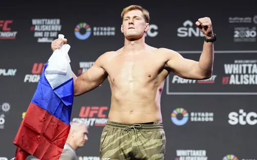 Волков вышел к Павловичу с флагом России. И жёстко наехал на соотечественника