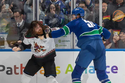 Русский крушитель забил канадского здоровяка. Скандальная суперзвезда снова в деле!